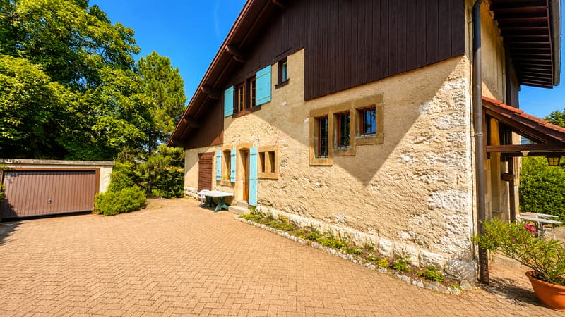 Maison individuelle de caractère - Vue dégagée sur le Salève, gros volume et fort potentiel d'aménagement. (3)