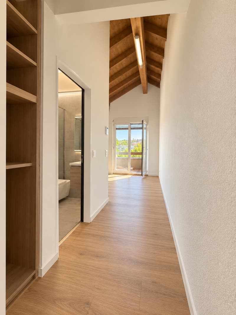 Charmantes Dachgeschoss-Studio mit Balkon in Reinach (5)