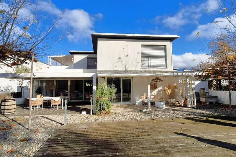Moderne Architektur trifft auf Wohnkomfort – mit vielseitigem Untergeschoss in ruhiger Lage von Thun (1)
