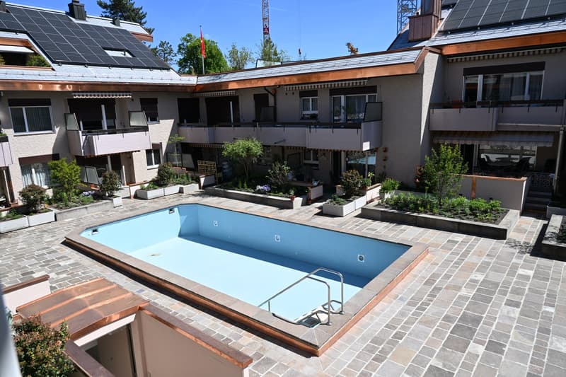 Helle 3-Zimmer-Wohnung mit Balkon und Pool in Zürich-Oerlikon (2)