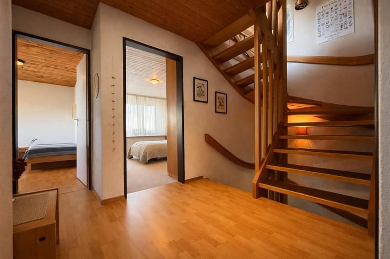 Familienfreundliches Doppeleinfamilienhaus mit Wintergarten und schöner Aussicht in Hinteregg (9)