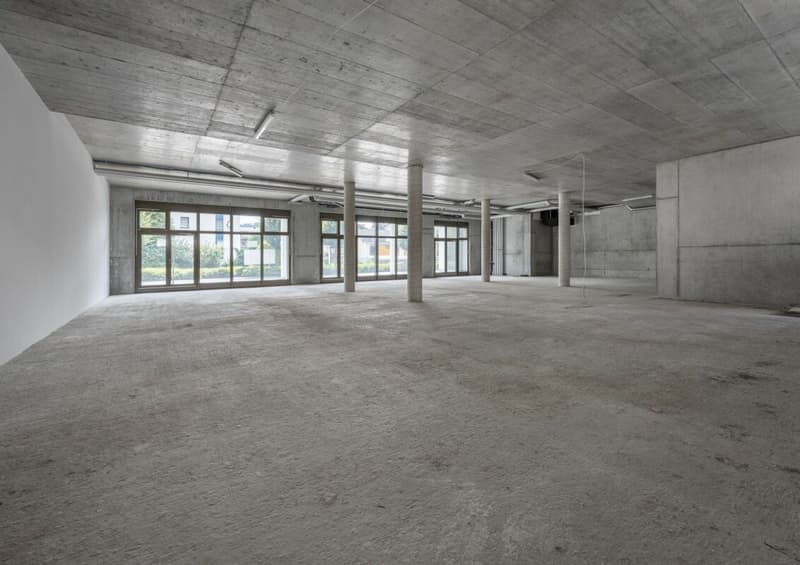 Verkaufsfläche 338 m² mit Unterteilungsmöglichkeiten zB 93 m², 110 m² und 135 m²