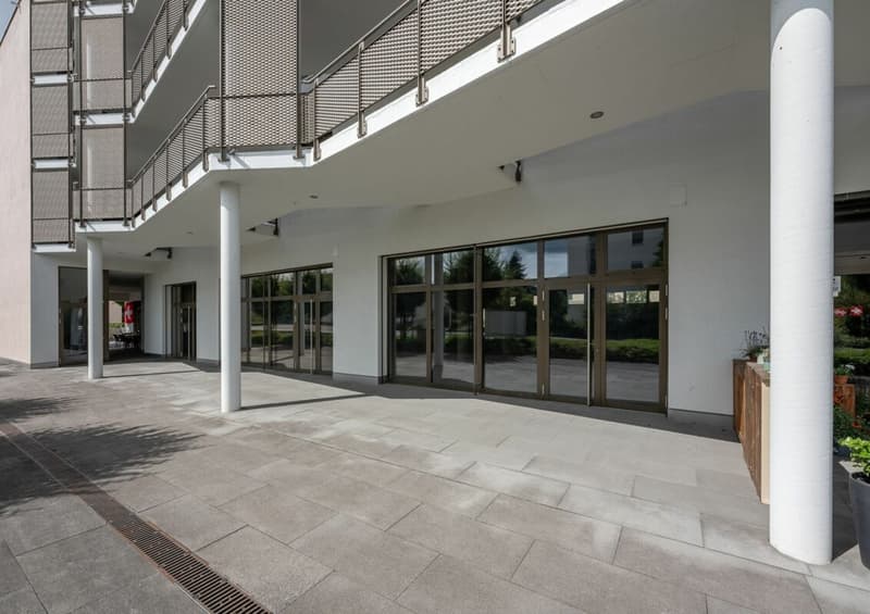 Eingang Verkaufsfläche: Dorfstrasse 1302 | Schulstrasse 1303