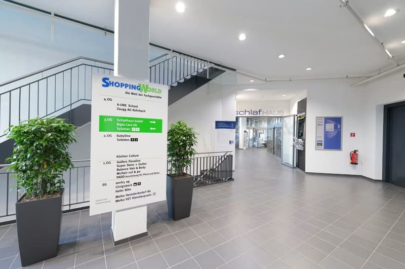 Espace commercial ou de vente attractif avec grande façade vitrée - 1'089 m² dans un emplacement idéal! (3)