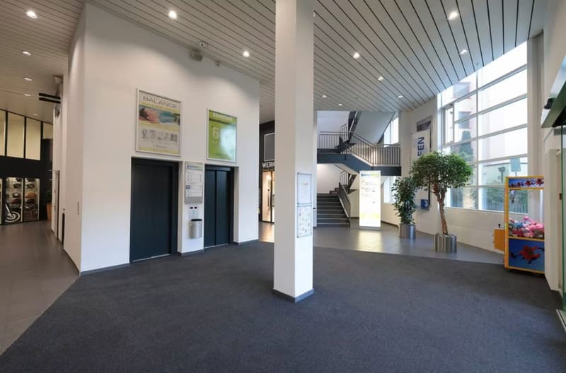 Espace commercial ou de vente attractif avec grande façade vitrée - 1'089 m² dans un emplacement idéal! (2)