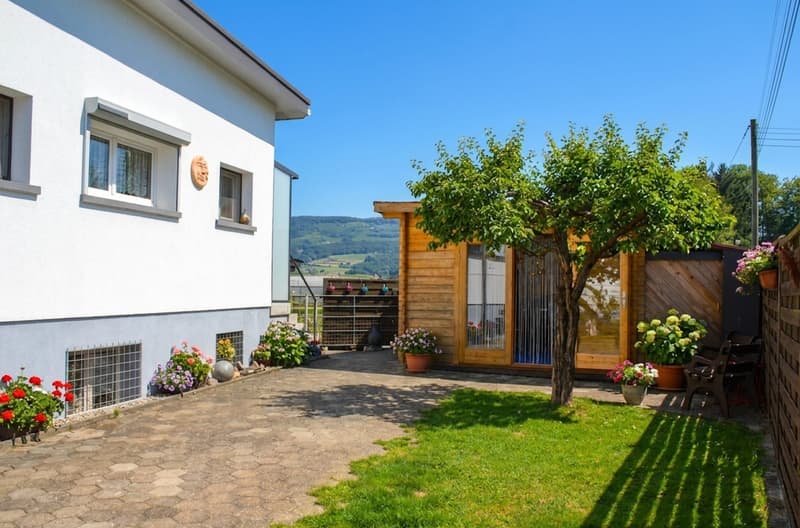 Grosszügiges Zweifamilienhaus mit vielseitigen Nutzungsmöglichkeiten (6)