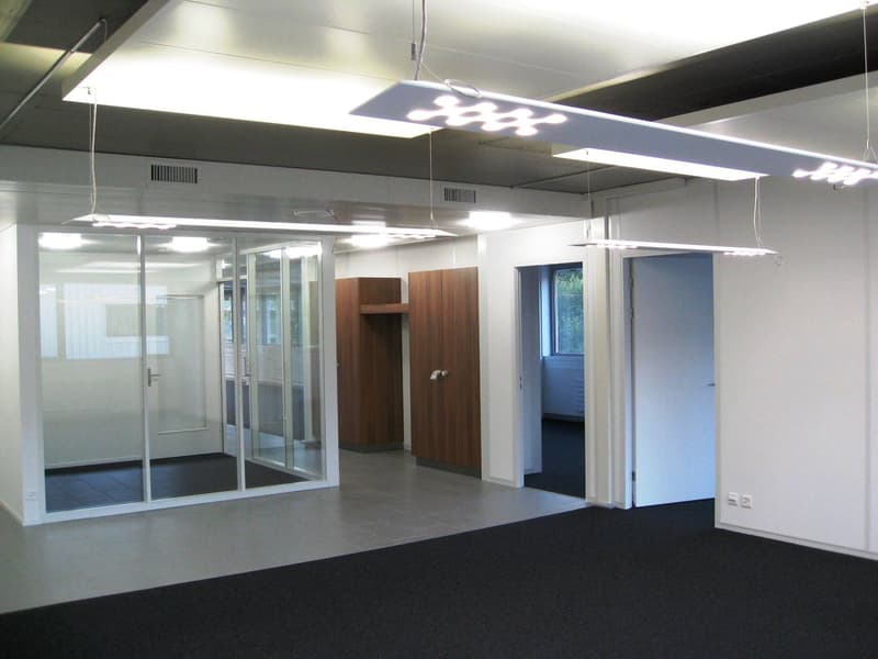 Sitzungsraum / Garderobe / Büros