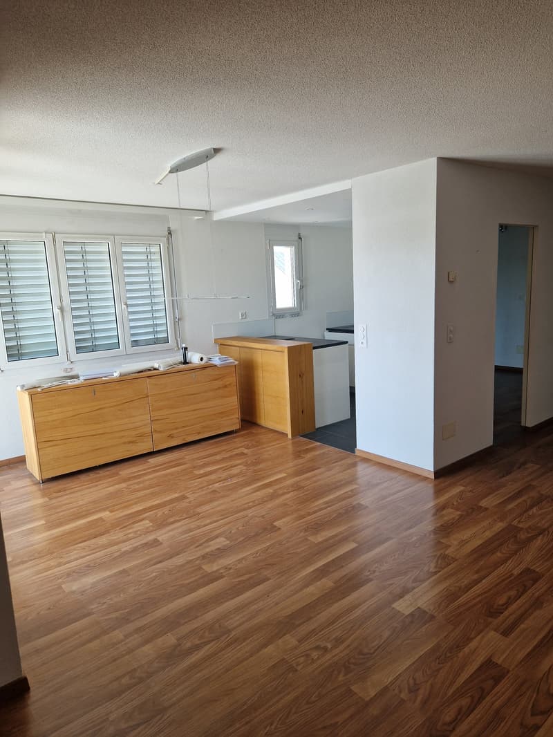 Helle 3.5-Zimmer-Wohnung mit Balkon und Tiefgaragenplatz (8)