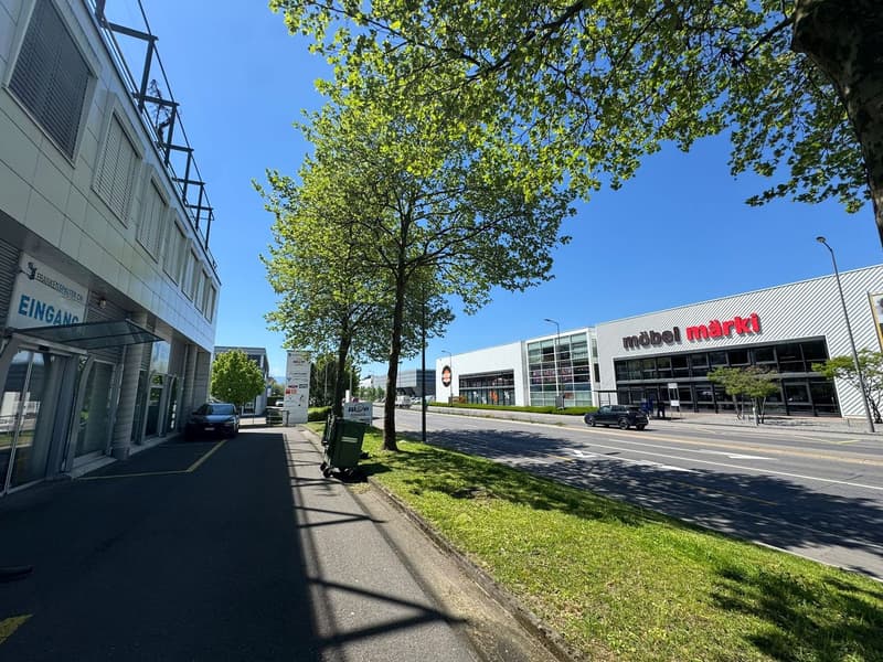 Attraktive Ladenfläche im befahrenen Zentrum von Dierikon direkt an der Autobahn (4)
