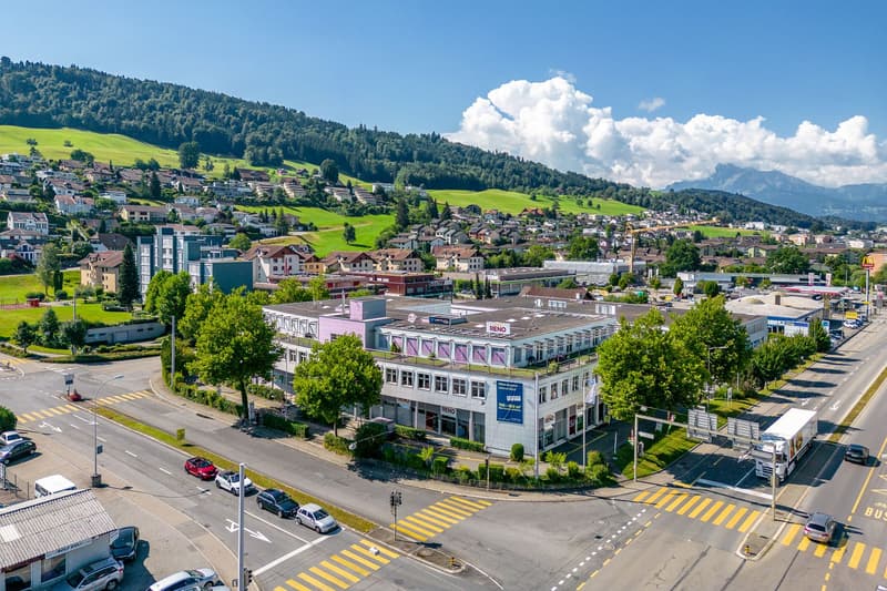 Attraktive Ladenfläche im befahrenen Zentrum von Dierikon direkt an der Autobahn (1)