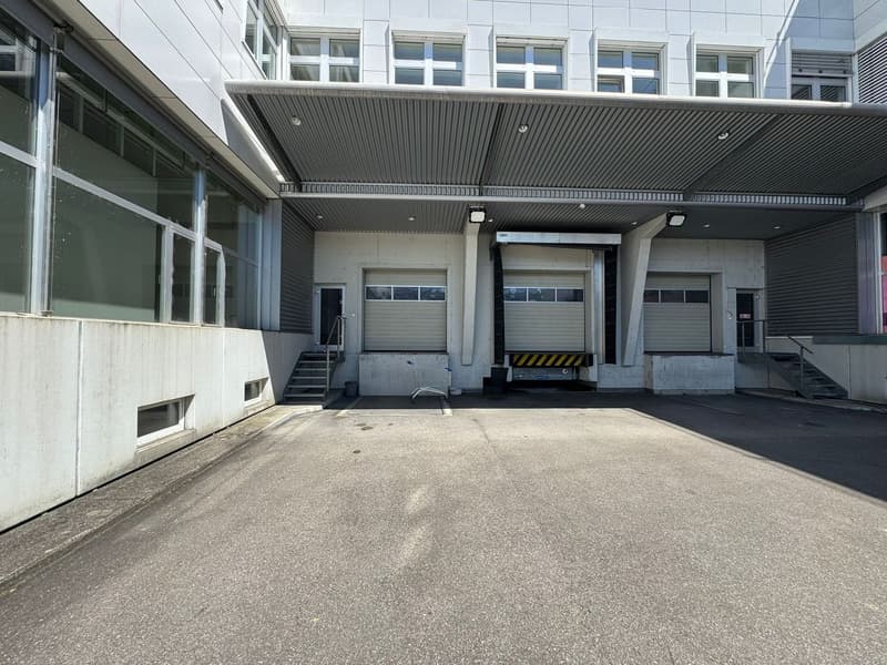 Attraktive Ladenfläche im befahrenen Zentrum von Dierikon direkt an der Autobahn (10)