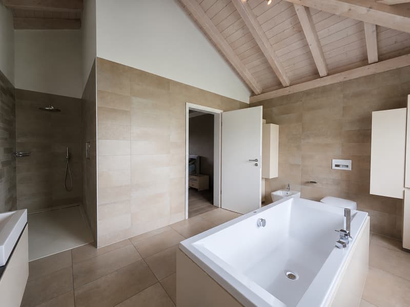 Splendide villa individuelle de 7.5 pièces avec espace wellness et piscine (17)