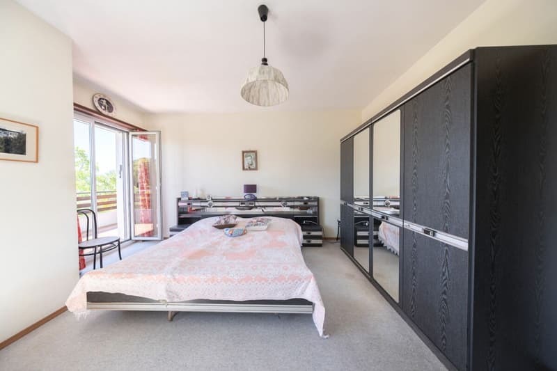 Ampia villa con tre appartamenti, piscina e vista aperta (14)