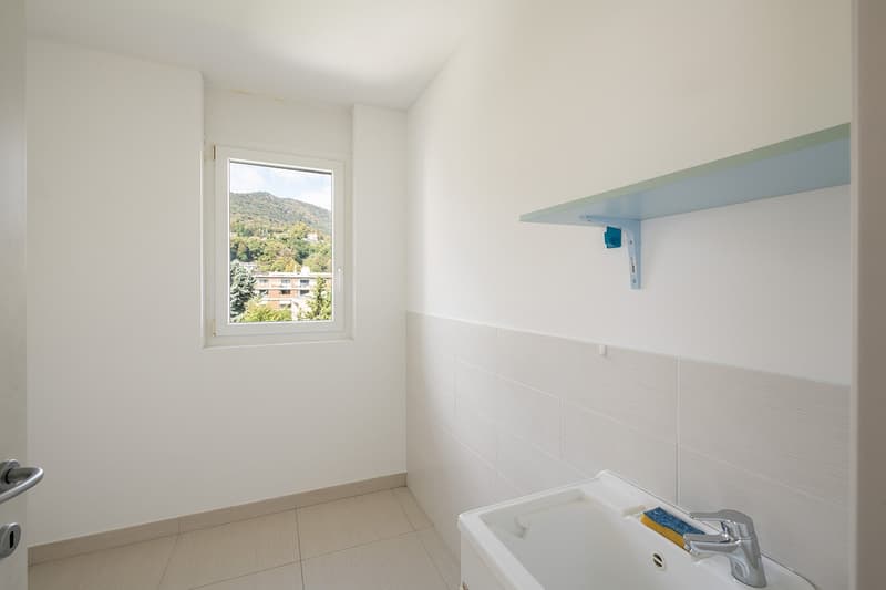 RESIDENZA SECONDARIA!!!Elegante Attico di 4.5 Locali con Vista Panoramica a Caslano (9)