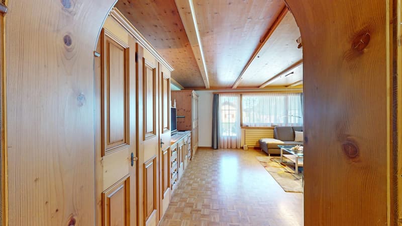 Stilvolle und volleingerichtete 2½-Zimmer-Wohnung mit Gartensitzplatz in Klosters (4)
