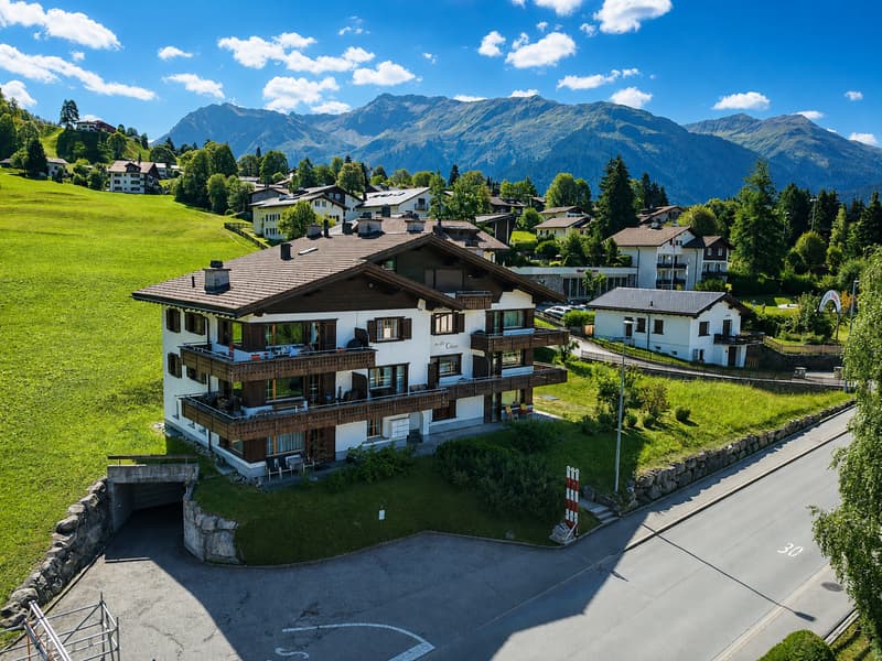 Stilvolle und volleingerichtete 2½-Zimmer-Wohnung mit Gartensitzplatz in Klosters (1)