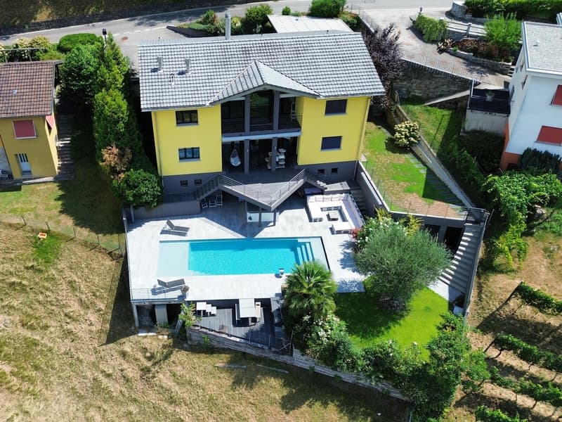 Bellinzona - Camorino - Casa bifamiliare composta da due appartamenti indipendenti con splendida vista panoramica e piscina (1)