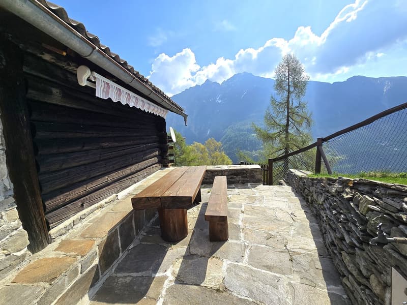 schöne Berghütte inmitten der Natur mit schöner Panoramablick (18)