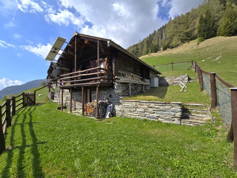 schöne Berghütte inmitten der Natur mit schöner Panoramablick (2)