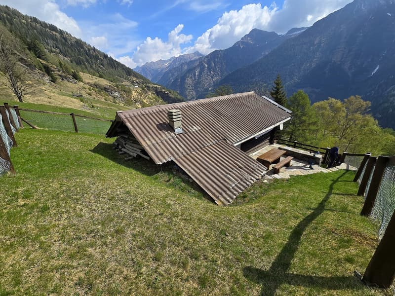 schöne Berghütte inmitten der Natur mit schöner Panoramablick (3)
