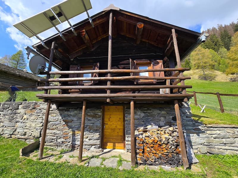 schöne Berghütte inmitten der Natur mit schöner Panoramablick (4)