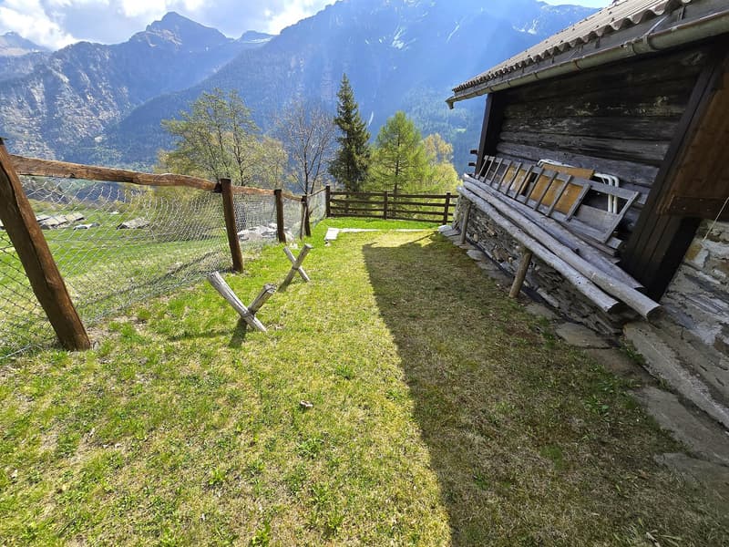 schöne Berghütte inmitten der Natur mit schöner Panoramablick (22)