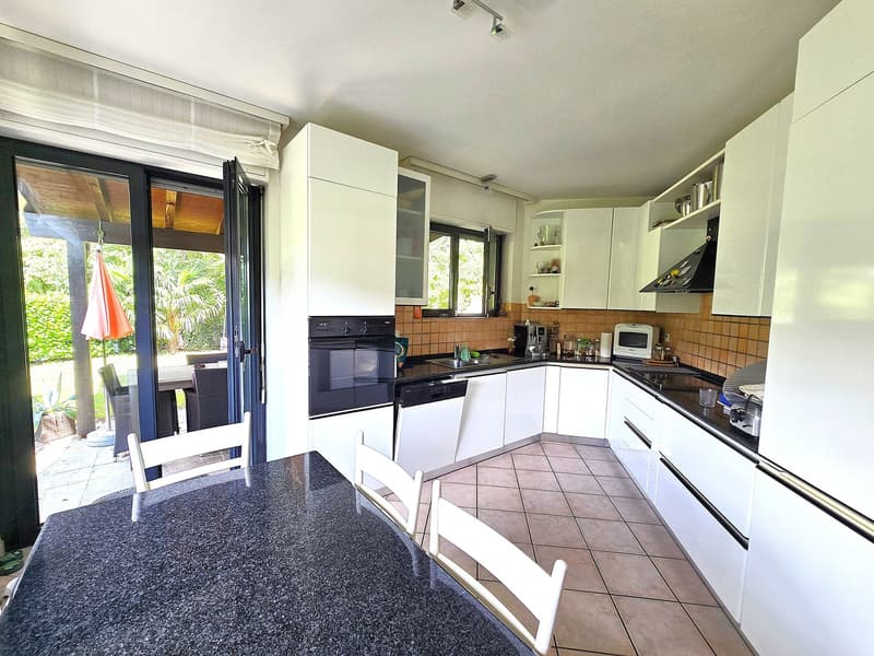 Villa unifamiliare in una posizione verde, soleggiata e tranquilla (11)