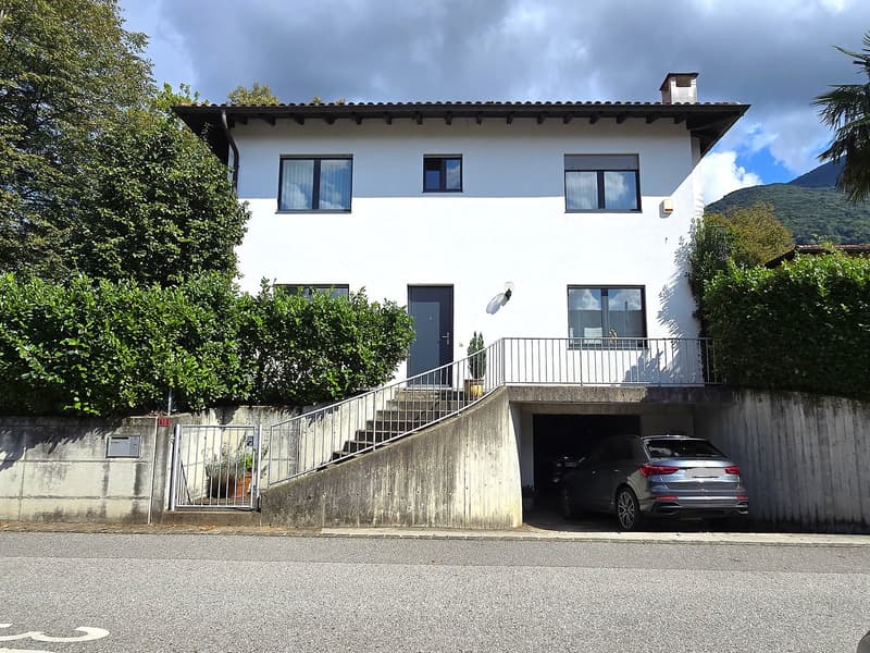 Villa unifamiliare in una posizione verde, soleggiata e tranquilla (36)
