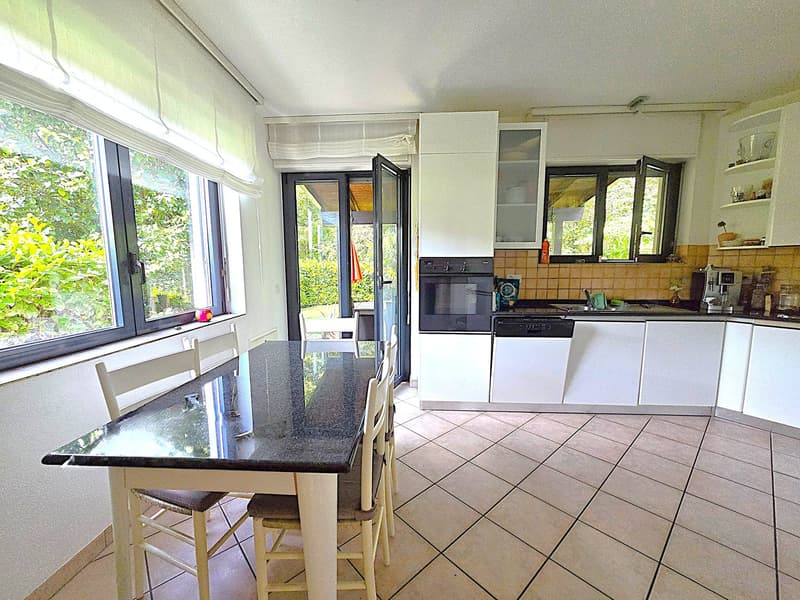 Villa unifamiliare in una posizione verde, soleggiata e tranquilla (12)