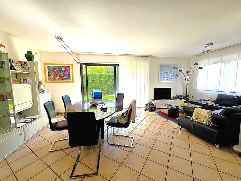 Villa unifamiliare in una posizione verde, soleggiata e tranquilla (7)