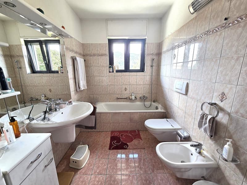 Villa unifamiliare in una posizione verde, soleggiata e tranquilla (21)