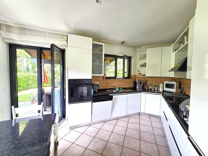 Villa unifamiliare in una posizione verde, soleggiata e tranquilla (13)