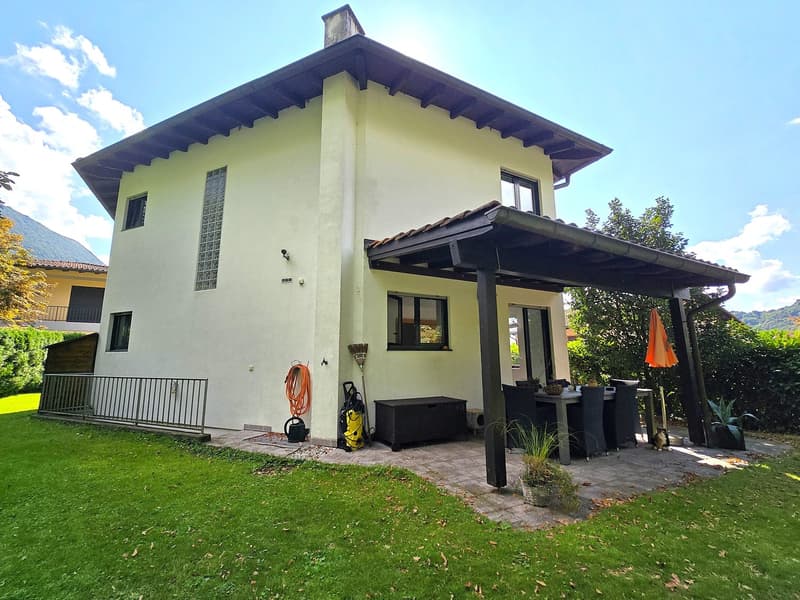 Villa unifamiliare in una posizione verde, soleggiata e tranquilla (34)