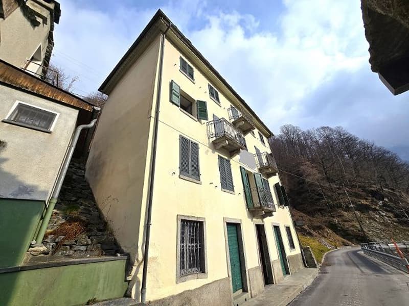 Tessiner Haus zu renovieren mit Grundstück (2)