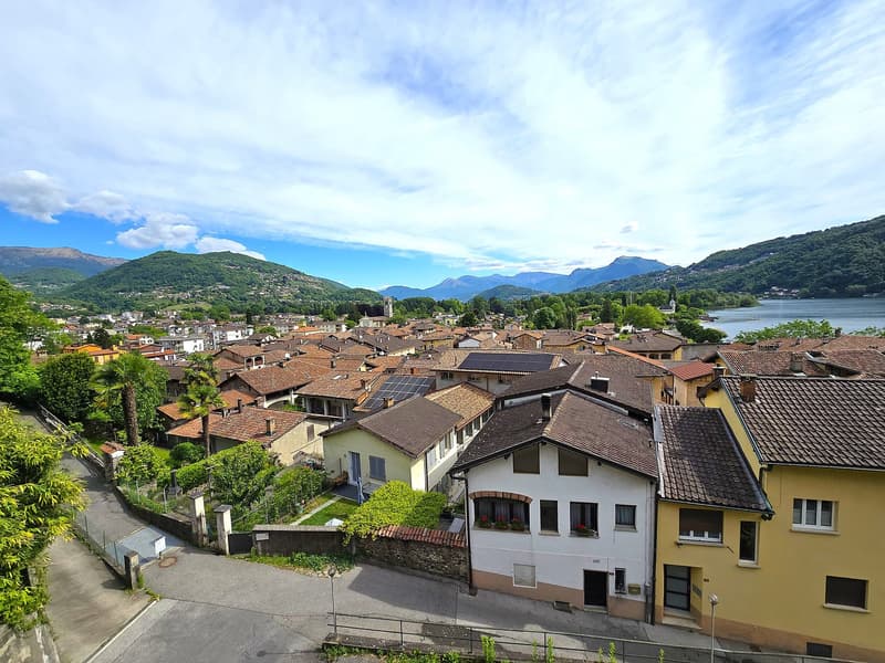 Grande proprietà da rinnovare vista lago con possibilità di ampliamento (1)