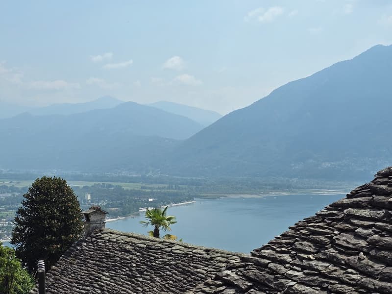 Großes Haus mit Seeblick, renovierungsbedürftig, mit Vorentwurf (1)