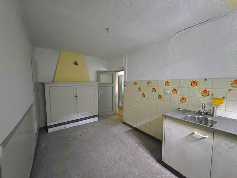 Casa plurifamiliare da ristrutturare con terreno e stalla (8)