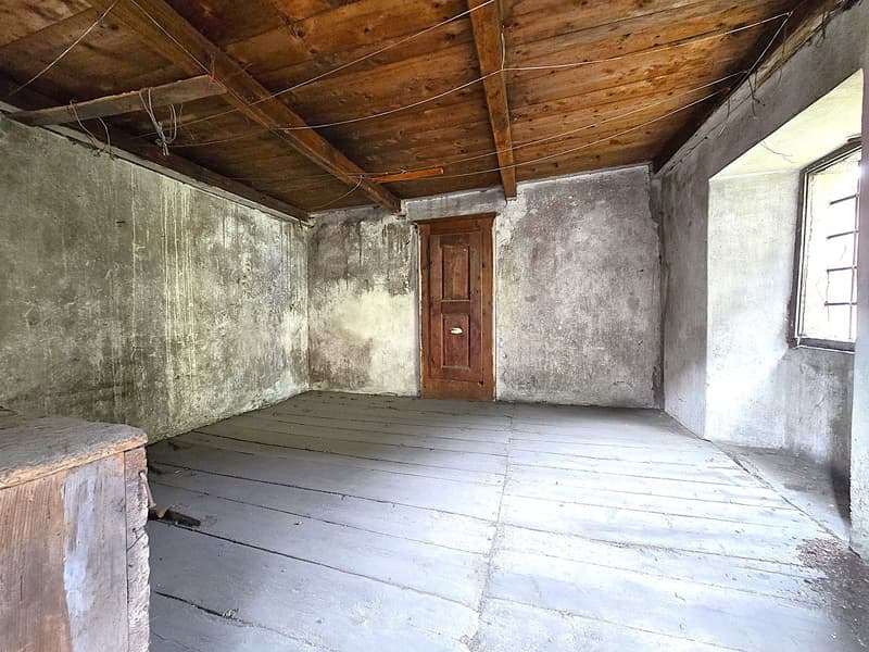 Casa plurifamiliare da ristrutturare con terreno e stalla (22)