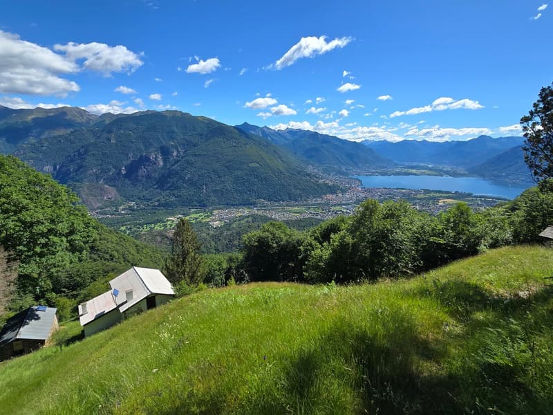 schönes Berghaus inmitten der Natur mit Seeblick und Land (1)