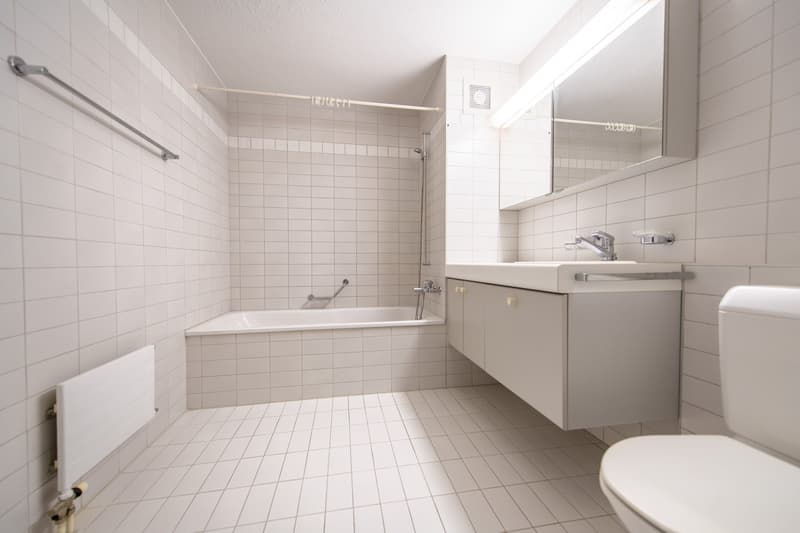 Wohnen mit Komfort: eigene Waschmaschine, grosser Balkon & viel Platz (8)