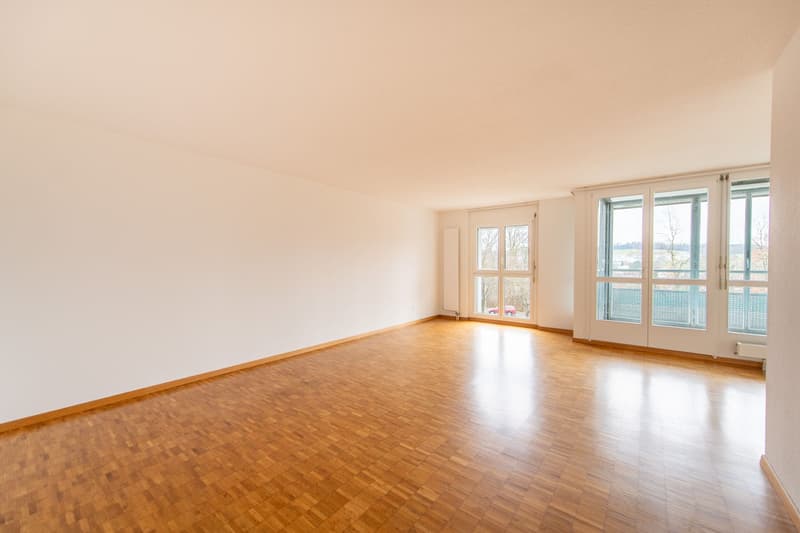 Wohnen mit Komfort: eigene Waschmaschine, grosser Balkon & viel Platz (5)
