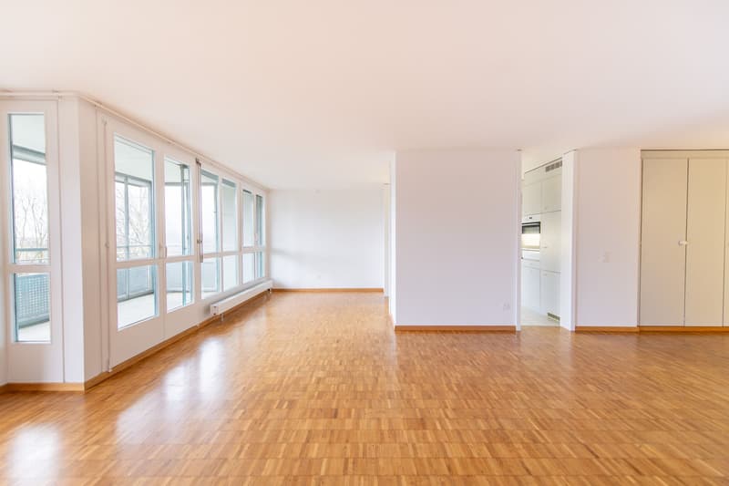 Wohnen mit Komfort: eigene Waschmaschine, grosser Balkon & viel Platz (2)
