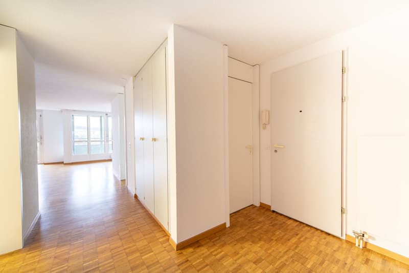 Wohnen mit Komfort: eigene Waschmaschine, grosser Balkon & viel Platz (6)