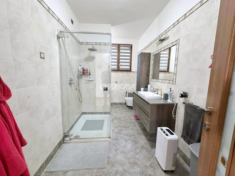 Splendida villa indipendente a Rodero – 4.5 locali con piscina e giardino (20)