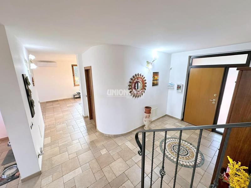 Splendida villa indipendente a Rodero – 4.5 locali con piscina e giardino (23)