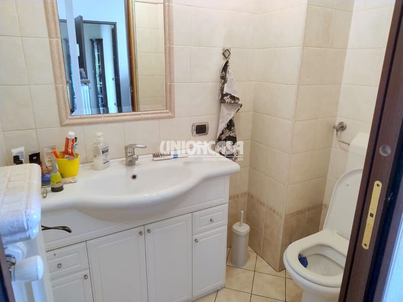 Elegante Villa Indipendente a Solbiate – 5.5 Locali con Giardino e Garage (20)