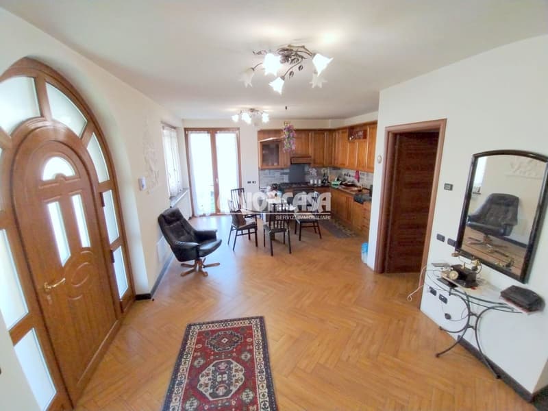 Elegante Villa Indipendente a Solbiate – 5.5 Locali con Giardino e Garage (10)