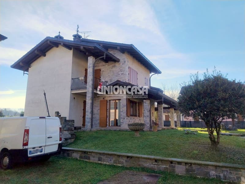 Elegante Villa Indipendente a Solbiate – 5.5 Locali con Giardino e Garage (7)