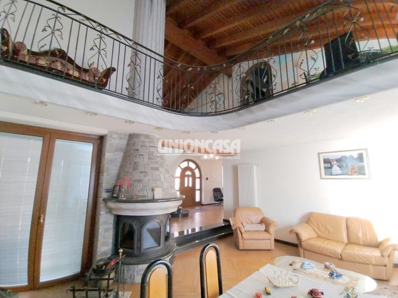 Elegante Villa Indipendente a Solbiate – 5.5 Locali con Giardino e Garage (13)