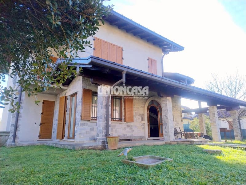 Elegante Villa Indipendente a Solbiate – 5.5 Locali con Giardino e Garage (5)